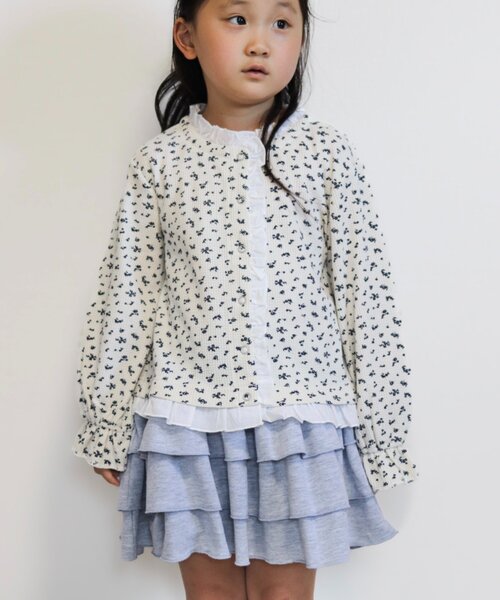 CIAOPANIC TYPY(チャオパニックティピー)の「【WEB限定】【KIDS】フラワープリントフリルワッフルスナップカーデ(カーディガン/ボレロ・キッズ・グレー/ブラック/アイボリー・150/130/110)」の2枚目の写真
