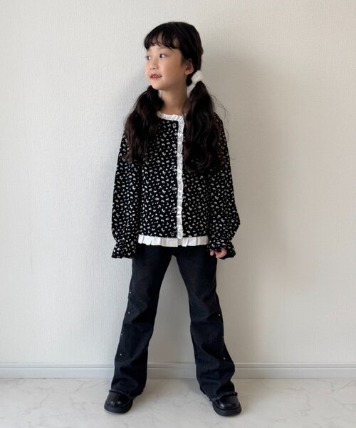 CIAOPANIC TYPY(チャオパニックティピー)の「【WEB限定】【KIDS】フラワープリントフリルワッフルスナップカーデ(カーディガン/ボレロ・キッズ・グレー/ブラック/アイボリー・150/130/110)」の6枚目の写真