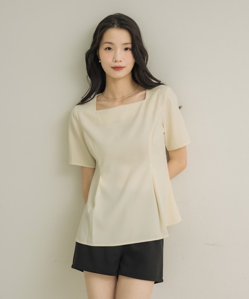 NEUNA(ヌナ)の「【着るだけでシルエット美人◎】スクエアペプラム(Tシャツ/カットソー・レディース・アイボリー/ブラック・FREE)」の4枚目の写真