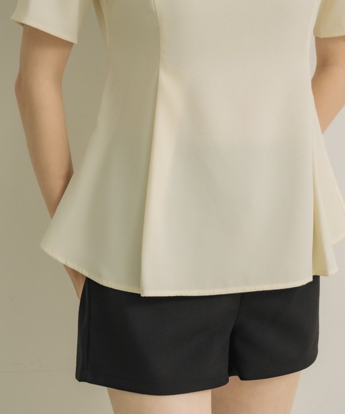 NEUNA(ヌナ)の「【着るだけでシルエット美人◎】スクエアペプラム(Tシャツ/カットソー・レディース・アイボリー/ブラック・FREE)」の8枚目の写真