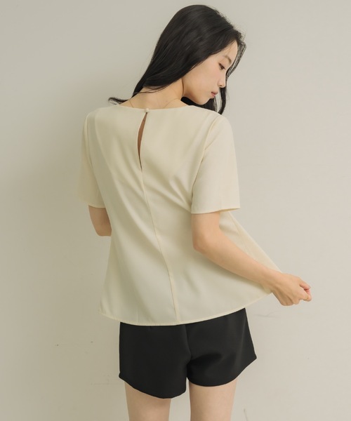 NEUNA(ヌナ)の「【着るだけでシルエット美人◎】スクエアペプラム(Tシャツ/カットソー・レディース・アイボリー/ブラック・FREE)」の6枚目の写真