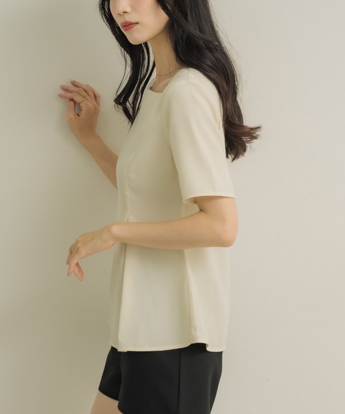 NEUNA(ヌナ)の「【着るだけでシルエット美人◎】スクエアペプラム(Tシャツ/カットソー・レディース・アイボリー/ブラック・FREE)」の16枚目の写真