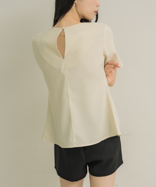 NEUNA(ヌナ)の「【着るだけでシルエット美人◎】スクエアペプラム(Tシャツ/カットソー・レディース・アイボリー/ブラック・FREE)」の17枚目の写真