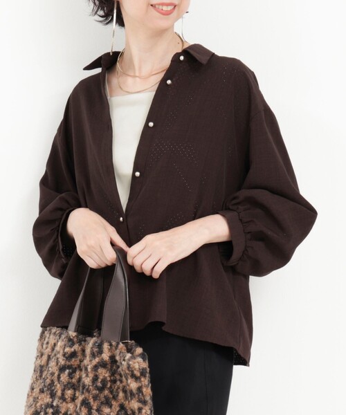 MICO COULIER（ミコクリエ）の「ライトタンブラーパンチングブラウス（シャツ/ブラウス・レディース・ライトグレー/ブラウン/キャメル・38）」の2枚目の写真