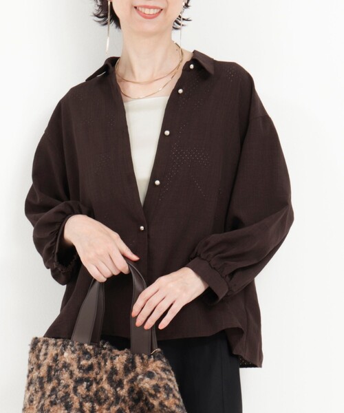 MICO COULIER（ミコクリエ）の「ライトタンブラーパンチングブラウス（シャツ/ブラウス・レディース・ライトグレー/ブラウン/キャメル・38）」の5枚目の写真