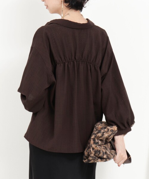 MICO COULIER（ミコクリエ）の「ライトタンブラーパンチングブラウス（シャツ/ブラウス・レディース・ライトグレー/ブラウン/キャメル・38）」の7枚目の写真