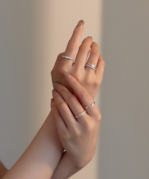 Jolie Toujours(ジョリトゥジュール)の「〈SV925〉11号プチフラワーラインリング(リング・レディース・シルバー・11号)」の5枚目の写真