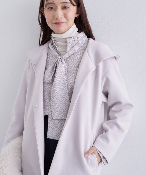 INDIVI(インディヴィ)の「【軽羽織り】フーディーライトコート(ブルゾン・レディース・ライトグレー系5/ネイビー/アイボリー・38/34/15 /13/05)」の2枚目の写真