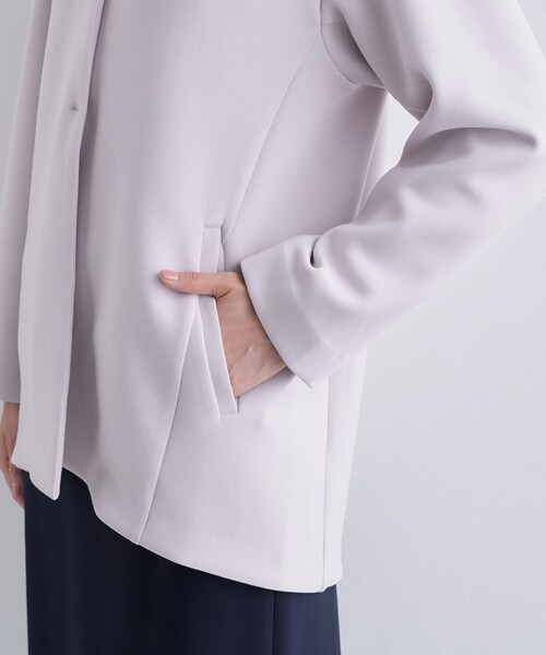 INDIVI(インディヴィ)の「【軽羽織り】フーディーライトコート(ブルゾン・レディース・ライトグレー系5/ネイビー/アイボリー・38/34/15 /13/05)」の22枚目の写真