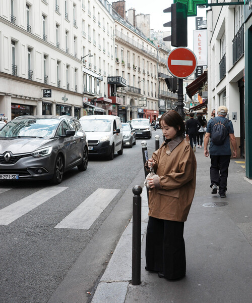 Firsthand（ファーストハンド）の「Firsthand/ファーストハンド オーバーサイズ レザレットブルゾン / 異素材切り替え / 2WAY スタンドカラー ブルゾン（ブルゾン・レディース・ブラウン/キャメル・ﾌﾘ-）」の5枚目の写真