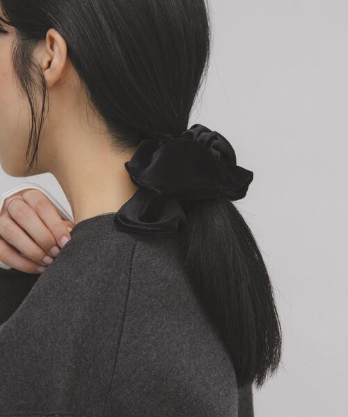 KBF（ケイビーエフ）の「スクエアベロアシュシュ（ヘアゴム・レディース・ブラック/ブラウン・ONE）」の2枚目の写真