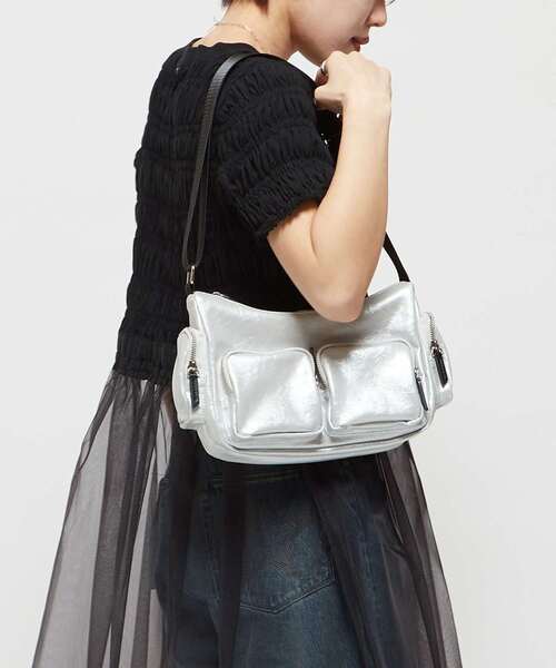 CONVERSE TOKYO(コンバーストウキョウ)の「METALLIC MULTI POCKET SHOULDER BAG(ショルダーバッグ・レディース・ブロンズ/シルバー/ブラック・FREE)」の4枚目の写真