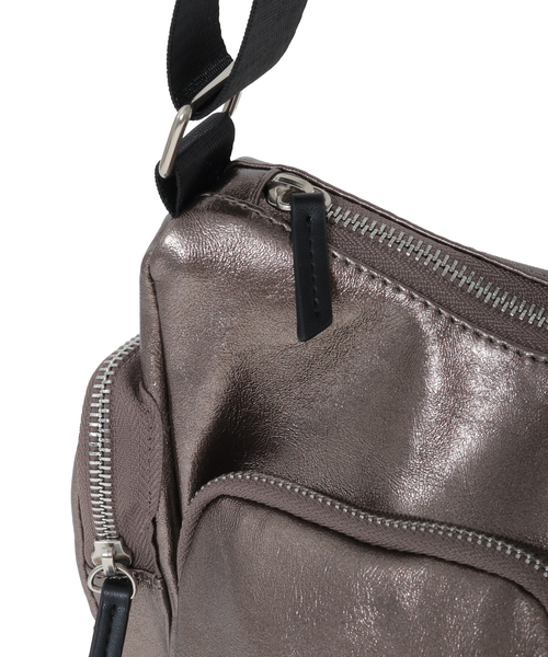 CONVERSE TOKYO(コンバーストウキョウ)の「METALLIC MULTI POCKET SHOULDER BAG(ショルダーバッグ・レディース・ブロンズ/シルバー/ブラック・FREE)」の20枚目の写真