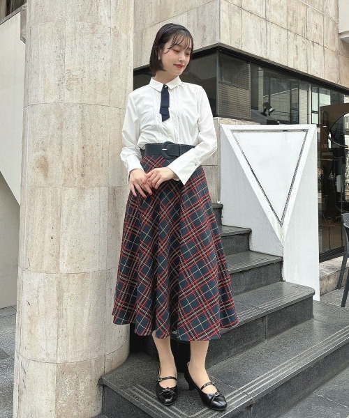 an another angelus（アンアナザーアンジェラス）の「ビジュー釦タイ付きシャツ（シャツ/ブラウス・レディース・オフホワイト/ベージュ・FREE）」の3枚目の写真