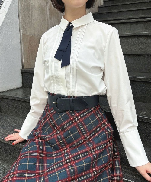 an another angelus（アンアナザーアンジェラス）の「ビジュー釦タイ付きシャツ（シャツ/ブラウス・レディース・オフホワイト/ベージュ・FREE）」の4枚目の写真