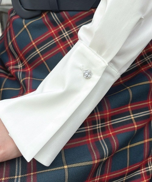 an another angelus（アンアナザーアンジェラス）の「ビジュー釦タイ付きシャツ（シャツ/ブラウス・レディース・オフホワイト/ベージュ・FREE）」の6枚目の写真