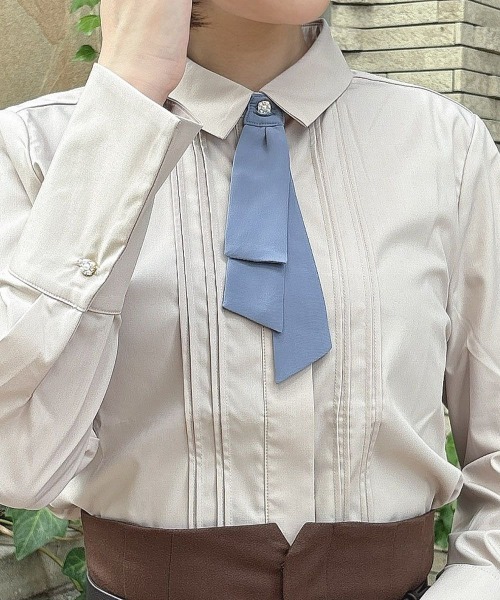 an another angelus（アンアナザーアンジェラス）の「ビジュー釦タイ付きシャツ（シャツ/ブラウス・レディース・オフホワイト/ベージュ・FREE）」の10枚目の写真