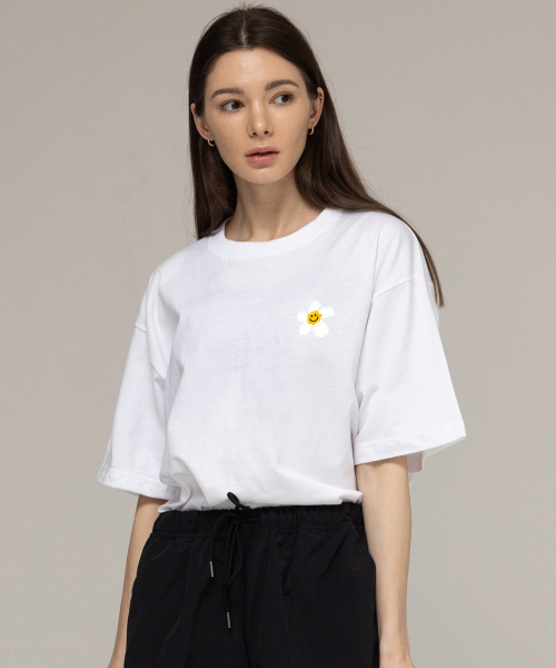 GRAVER（グレーバー）の「[ユニセックス]スモールテープフラワースマイル半袖Tシャツ_ホワイト（Tシャツ/カットソー・レディース・ホワイト・X-LARGE/SMALL/MEDIUM/LARGE）」の2枚目の写真