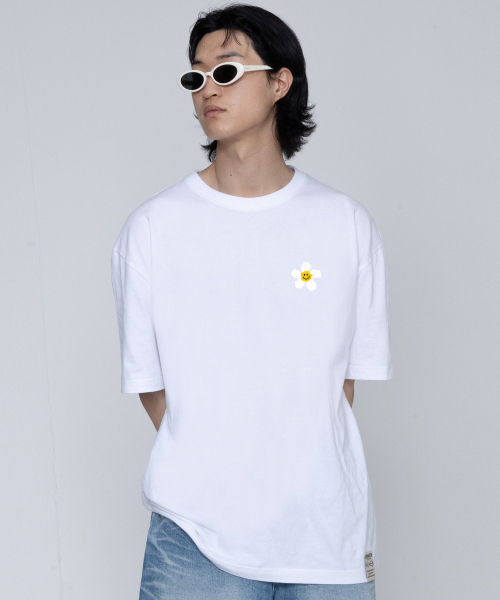 GRAVER（グレーバー）の「[ユニセックス]スモールテープフラワースマイル半袖Tシャツ_ホワイト（Tシャツ/カットソー・レディース・ホワイト・X-LARGE/SMALL/MEDIUM/LARGE）」の3枚目の写真