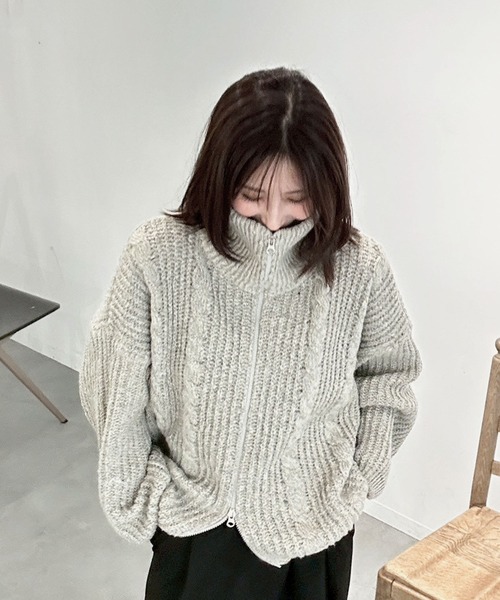 Reurie'(レウリィ)の「ダブルジップカラーニット(chihiro select) シンプル カジュアル ゆったり 秋 冬 もこもこ 厚手 ケーブル編み マタニティ(ニット/セーター・レディース・チャコールグレー/カーキ・FREE)」の17枚目の写真