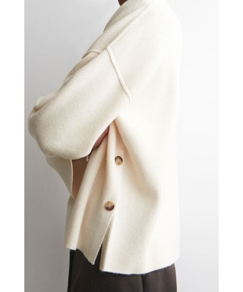 COS(コス)の「ボタンディテールメリノウールセーター(ニット/セーター・レディース・アイボリー・XS/S/M/L)」の5枚目の写真