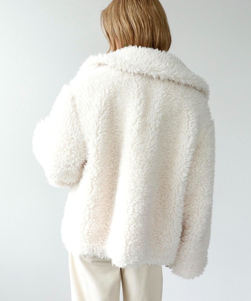 Three Four Time（ｽﾘｰﾌｫｰﾀｲﾑ）の「カールフェイクファーコート（その他アウター・レディース・オフホワイト/グレー・FREE）」の4枚目の写真