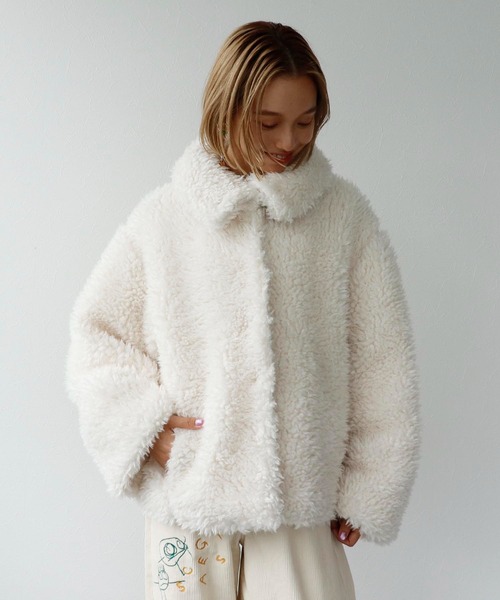 Three Four Time（ｽﾘｰﾌｫｰﾀｲﾑ）の「カールフェイクファーコート（その他アウター・レディース・オフホワイト/グレー・FREE）」の5枚目の写真