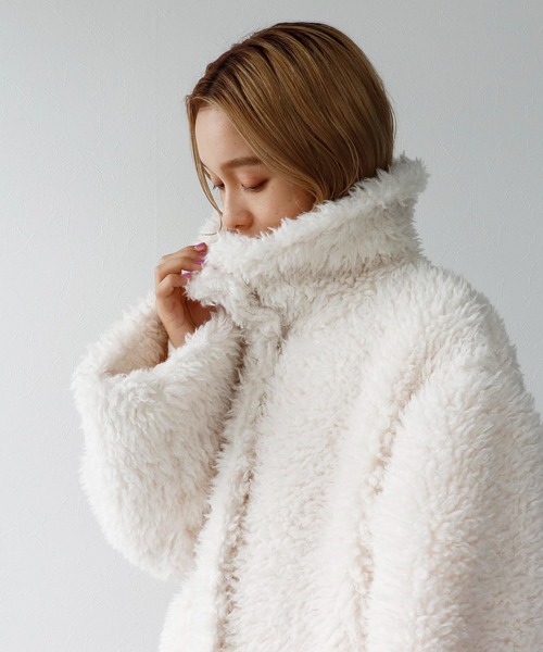 Three Four Time（ｽﾘｰﾌｫｰﾀｲﾑ）の「カールフェイクファーコート（その他アウター・レディース・オフホワイト/グレー・FREE）」の6枚目の写真