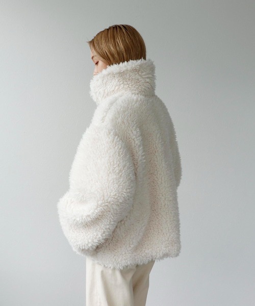 Three Four Time（ｽﾘｰﾌｫｰﾀｲﾑ）の「カールフェイクファーコート（その他アウター・レディース・オフホワイト/グレー・FREE）」の7枚目の写真