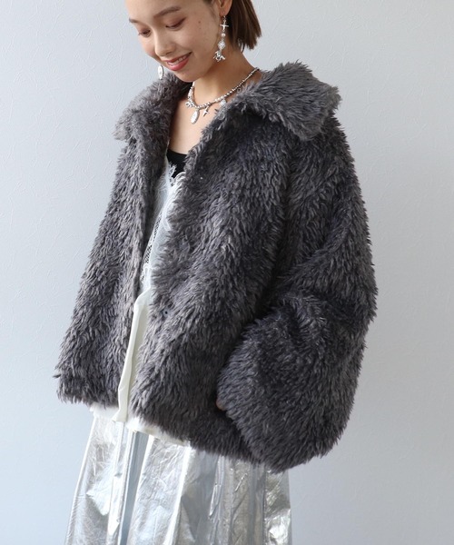 Three Four Time（ｽﾘｰﾌｫｰﾀｲﾑ）の「カールフェイクファーコート（その他アウター・レディース・オフホワイト/グレー・FREE）」の8枚目の写真