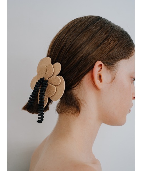 SYKIA(シキア)の「Nocturne Petal Barrette(バレッタ/ヘアクリップ・レディース・ベージュ/ブラック・FREE)」の3枚目の写真