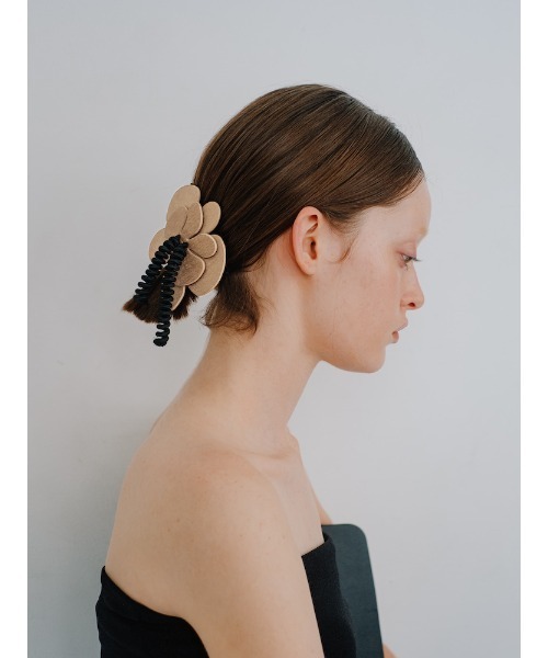 SYKIA(シキア)の「Nocturne Petal Barrette(バレッタ/ヘアクリップ・レディース・ベージュ/ブラック・FREE)」の4枚目の写真