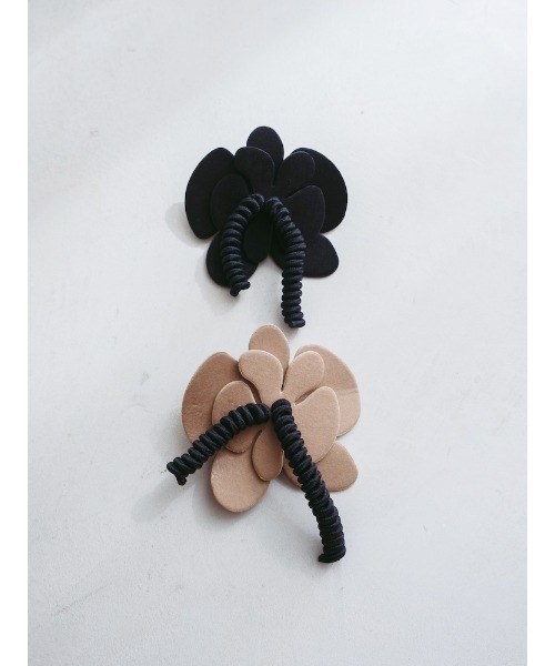 SYKIA(シキア)の「Nocturne Petal Barrette(バレッタ/ヘアクリップ・レディース・ベージュ/ブラック・FREE)」の8枚目の写真