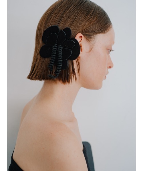SYKIA(シキア)の「Nocturne Petal Barrette(バレッタ/ヘアクリップ・レディース・ベージュ/ブラック・FREE)」の6枚目の写真