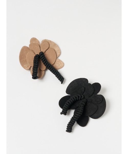 SYKIA(シキア)の「Nocturne Petal Barrette(バレッタ/ヘアクリップ・レディース・ベージュ/ブラック・FREE)」の9枚目の写真