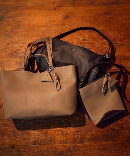 MEN'S BIGI(メンズビギ)の「【SEEKER/シーカー】別注 ソフトレザー2wayトートバッグ(トートバッグ・メンズ・ブラック/グレー系その他・FREE)」の4枚目の写真