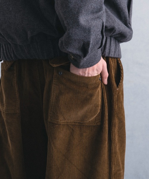 +phenix(プラスフェニックス)の「【WEB・直営店限定】+phenix(プラスフェニックス)CORDUROY KNEE TUCK PANTS コーデュロイ ニー タック パンツ(その他パンツ・メンズ・ブラック/ブラウン・M/L)」の19枚目の写真