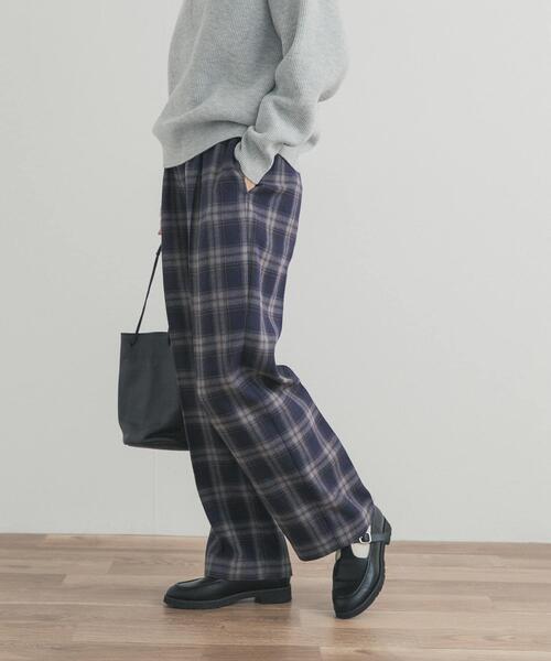 URBAN RESEARCH DOORS（アーバンリサーチドアーズ）の「『UR TECH』チェックストレートイージーパンツ（その他パンツ・レディース・ネイビー/ブラック・SMALL/MEDIUM）」の4枚目の写真