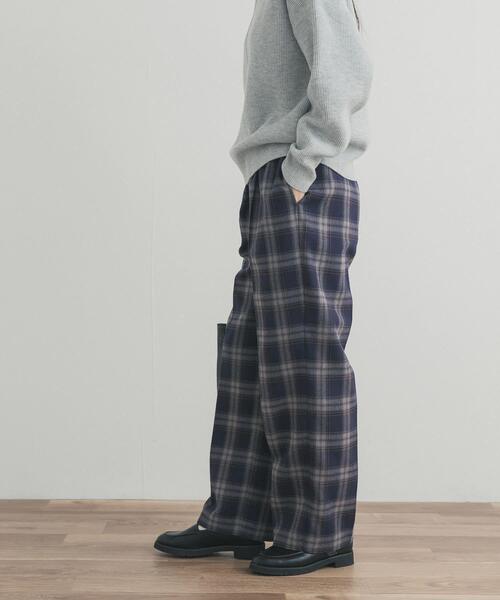 URBAN RESEARCH DOORS（アーバンリサーチドアーズ）の「『UR TECH』チェックストレートイージーパンツ（その他パンツ・レディース・ネイビー/ブラック・SMALL/MEDIUM）」の5枚目の写真