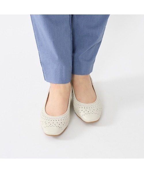 Riz raffinee（リズラフィーネ）の「カットワークフラットパンプス（パンプス・レディース・ブラック・24.5cm/24cm/23.5cm/23cm/22.5cm）」の8枚目の写真