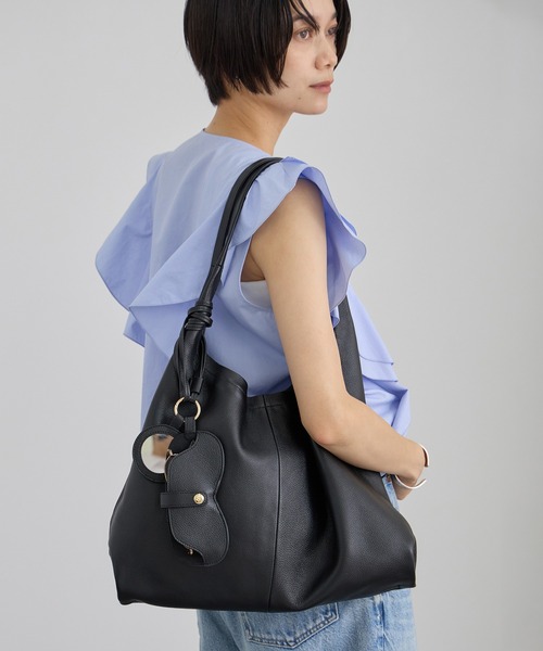 SALON adam et rope'(サロン アダム エ ロペ)の「【W S(ドゥーブル)】チャーム付きナチュラルレザートート(トートバッグ・レディース・ブラック/ベージュ・FREE)」の2枚目の写真