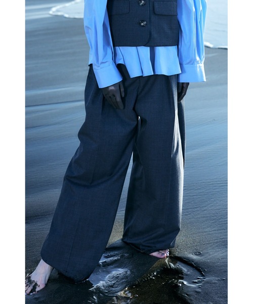 ENFOLD（エンフォルド）の「TUCK WIDE TROUSERS（スラックス・レディース・ブラック/チャコールグレー・38/36）」の3枚目の写真