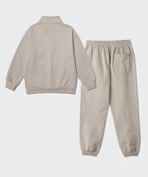 MUSINSA STANDARD KIDS（ムシンサスタンダードキッズ）の「オーバーサイズハーフジップスウェットシャツ＆ベーシックスウェットパンツセットアップ[ダスティベージュ]（セットアップ・レディース・その他・100/110/120/130/140/150）」の2枚目の写真