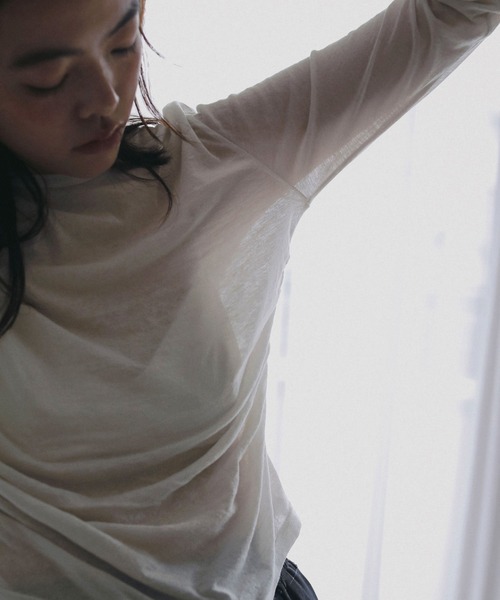 anuke(アンヌーク)の「Gather Compact Tops(Tシャツ/カットソー・レディース・アイボリー/ブルー系その他/ブラウン・FREE)」の2枚目の写真