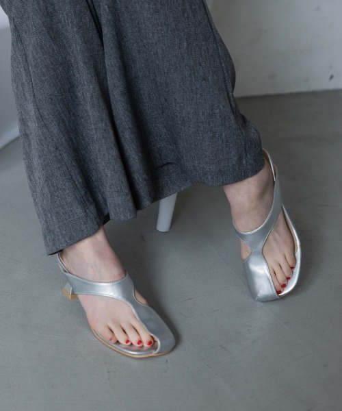 VACANCY(ヴァカンシー)の「アシンメトリートングサンダル(サンダル・レディース・ブラック/シルバー・LARGE/MEDIUM)」の11枚目の写真