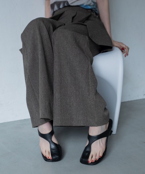 VACANCY(ヴァカンシー)の「アシンメトリートングサンダル(サンダル・レディース・ブラック/シルバー・LARGE/MEDIUM)」の18枚目の写真