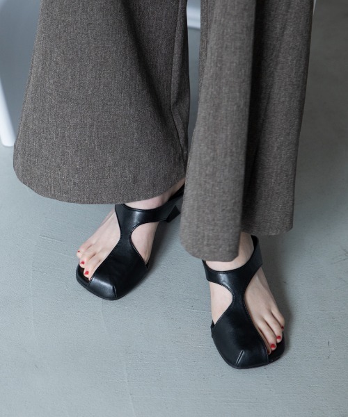 VACANCY(ヴァカンシー)の「アシンメトリートングサンダル(サンダル・レディース・ブラック/シルバー・LARGE/MEDIUM)」の16枚目の写真
