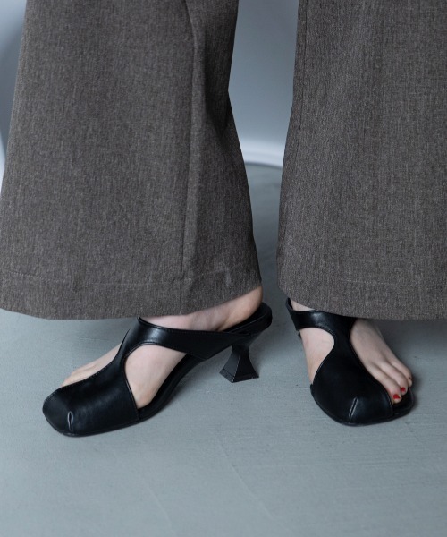 VACANCY(ヴァカンシー)の「アシンメトリートングサンダル(サンダル・レディース・ブラック/シルバー・LARGE/MEDIUM)」の17枚目の写真