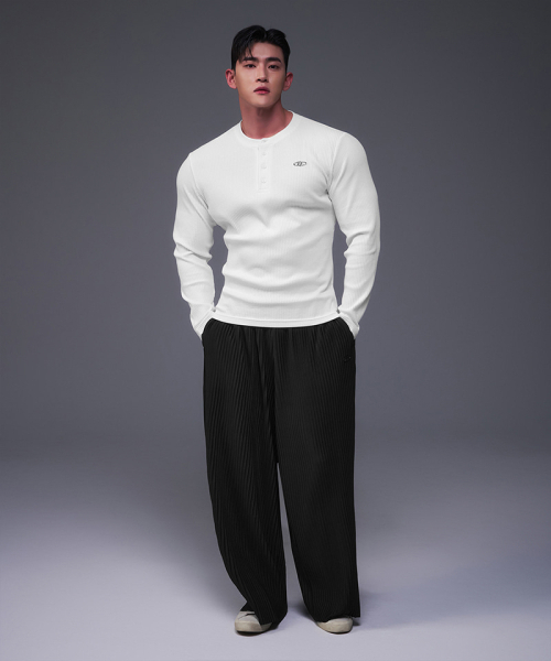 BORN TO WIN（ボーントゥウィン）の「B PENDANT HENRY NECK MUSCLE FIT LONG SLEEVE [WHITE]（Tシャツ/カットソー・メンズ・その他・1/2/4/3）」の3枚目の写真