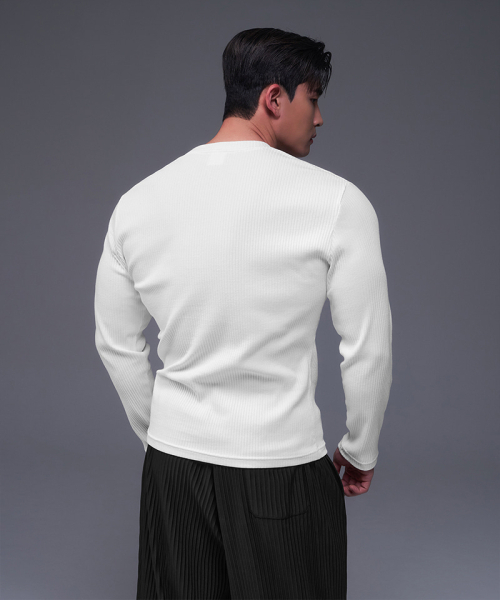 BORN TO WIN（ボーントゥウィン）の「B PENDANT HENRY NECK MUSCLE FIT LONG SLEEVE [WHITE]（Tシャツ/カットソー・メンズ・その他・1/2/4/3）」の4枚目の写真